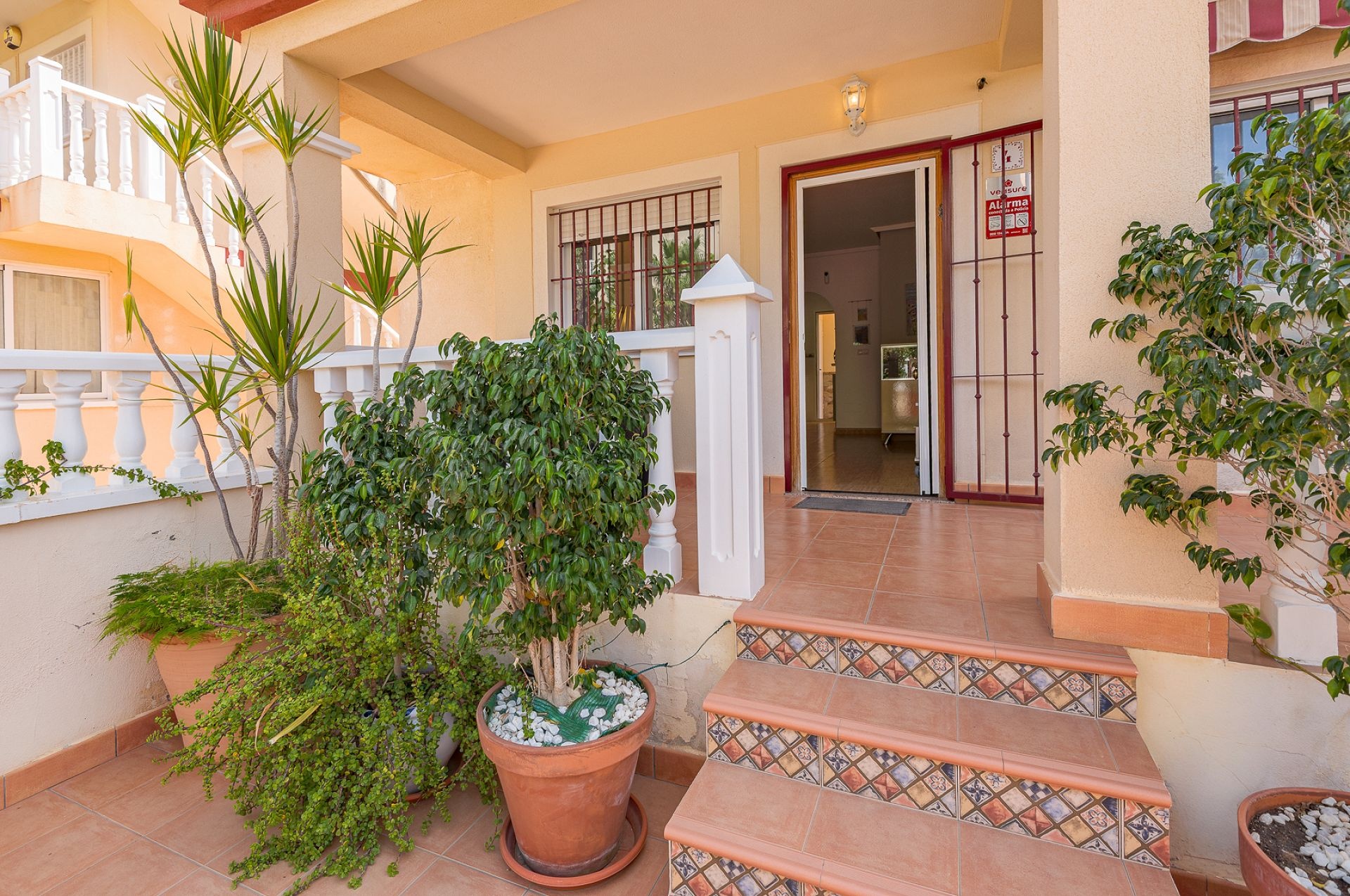 We are very happy to present this spacious and well-kept ground floor bungalow in San Pedro del Pinatar, featuring generous private outdoor space and a private entrance from the garden
