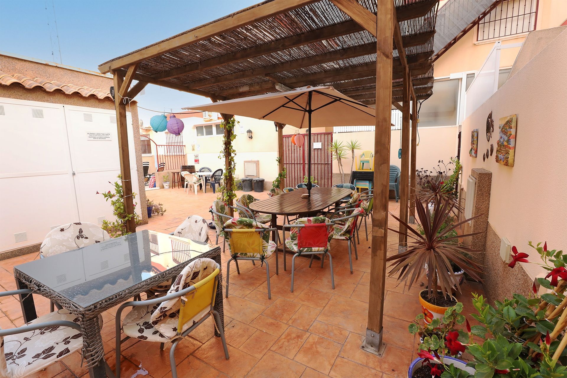 We are very happy to present this spacious and well-kept ground floor bungalow in San Pedro del Pinatar, featuring generous private outdoor space and a private entrance from the garden