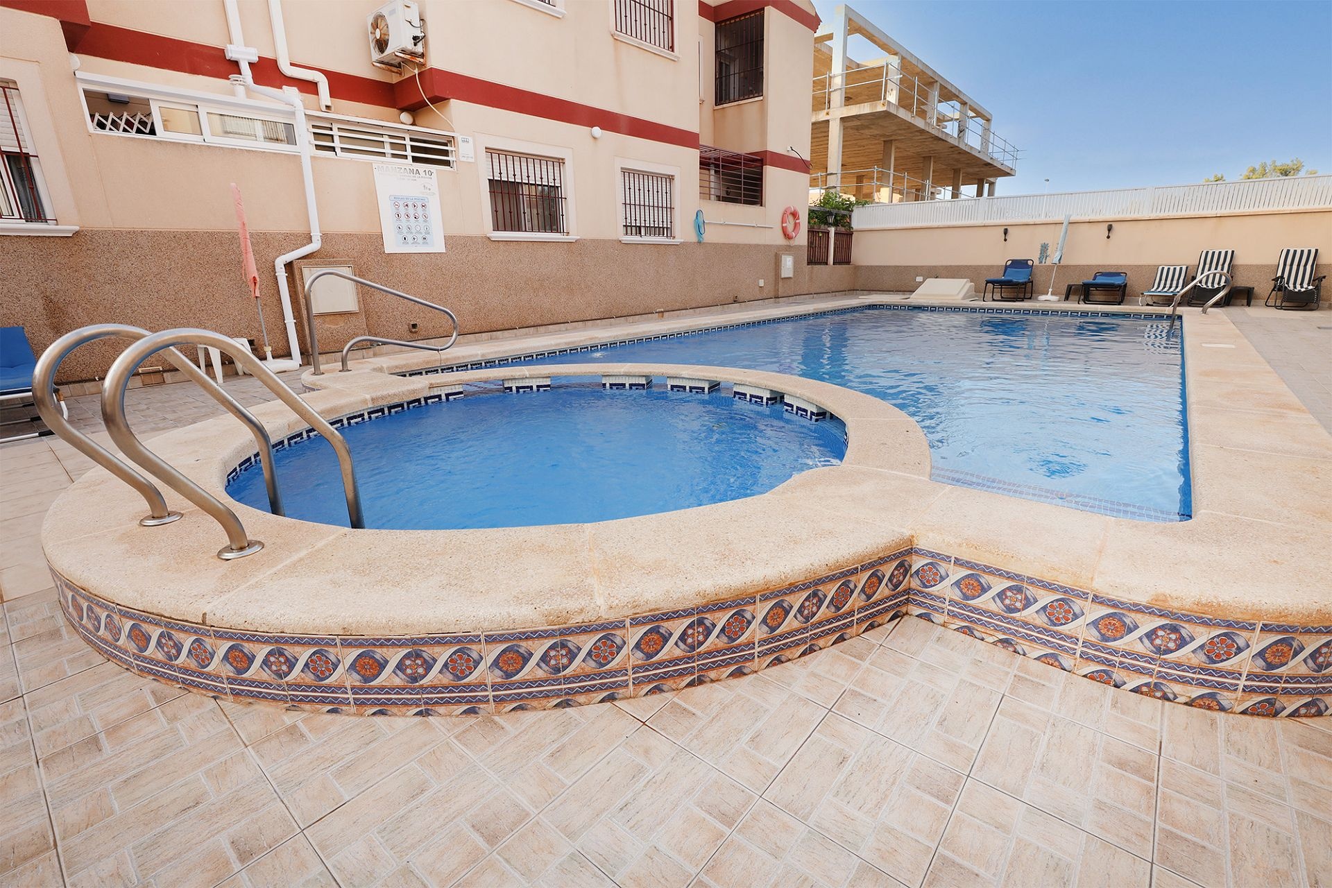 We are very happy to present this spacious and well-kept ground floor bungalow in San Pedro del Pinatar, featuring generous private outdoor space and a private entrance from the garden