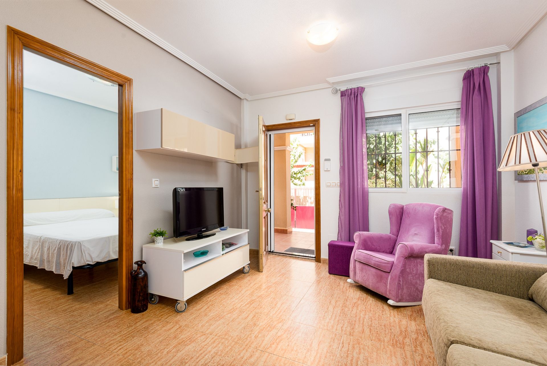 We are very happy to present this spacious and well-kept ground floor bungalow in San Pedro del Pinatar, featuring generous private outdoor space and a private entrance from the garden