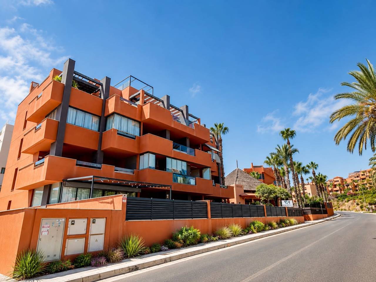 Enjoy modern Mediterranean living in this beautifully presented 2-bedroom, 2-bathroom corner apartment, ideally located within the exclusive Palapa Golf development in Villamartín