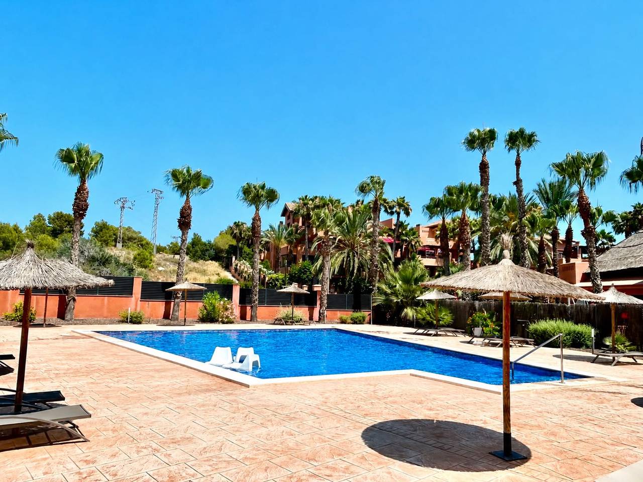 Enjoy modern Mediterranean living in this beautifully presented 2-bedroom, 2-bathroom corner apartment, ideally located within the exclusive Palapa Golf development in Villamartín