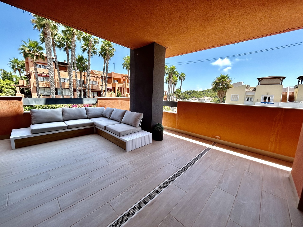 Enjoy modern Mediterranean living in this beautifully presented 2-bedroom, 2-bathroom corner apartment, ideally located within the exclusive Palapa Golf development in Villamartín