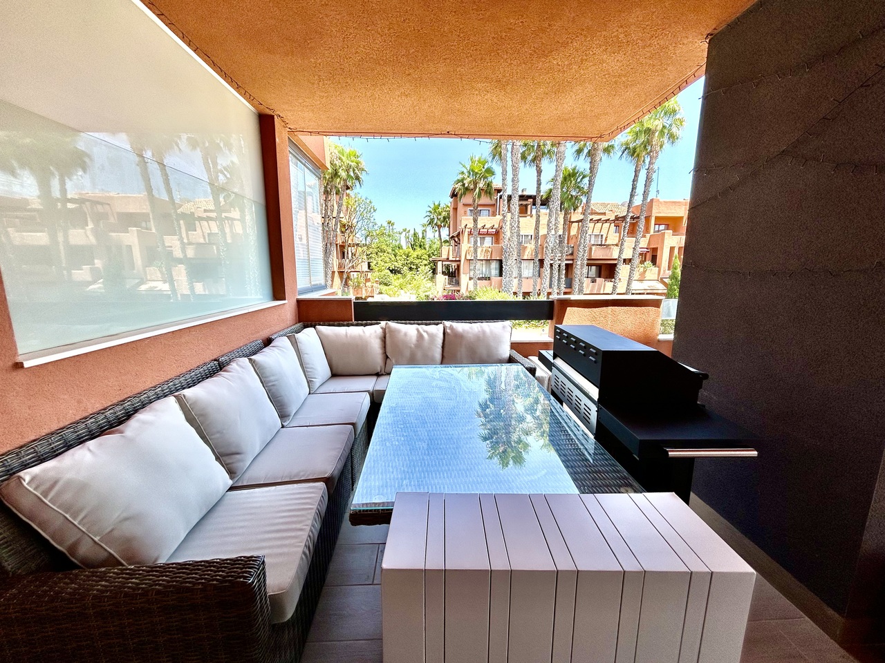Enjoy modern Mediterranean living in this beautifully presented 2-bedroom, 2-bathroom corner apartment, ideally located within the exclusive Palapa Golf development in Villamartín