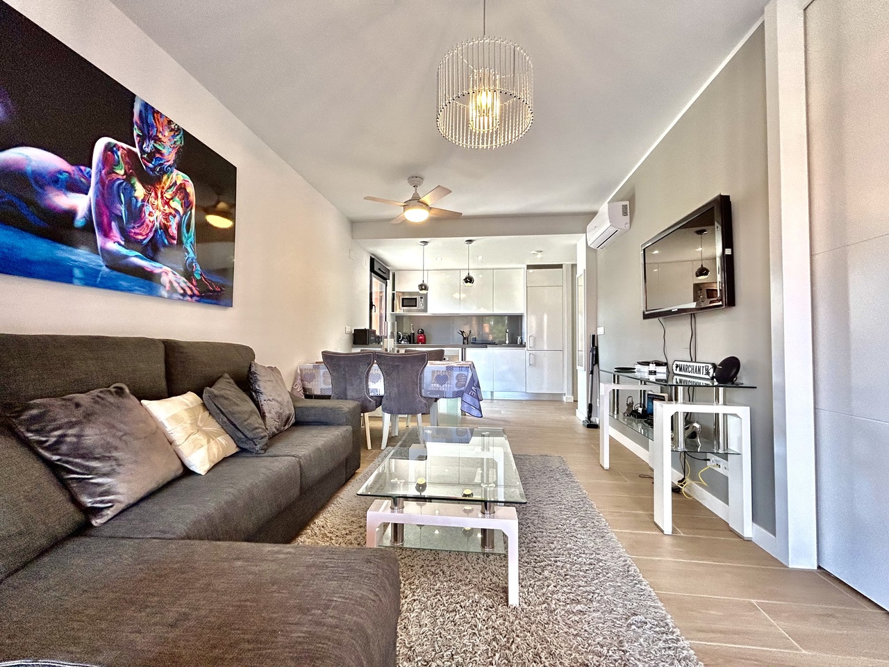 Enjoy modern Mediterranean living in this beautifully presented 2-bedroom, 2-bathroom corner apartment, ideally located within the exclusive Palapa Golf development in Villamartín