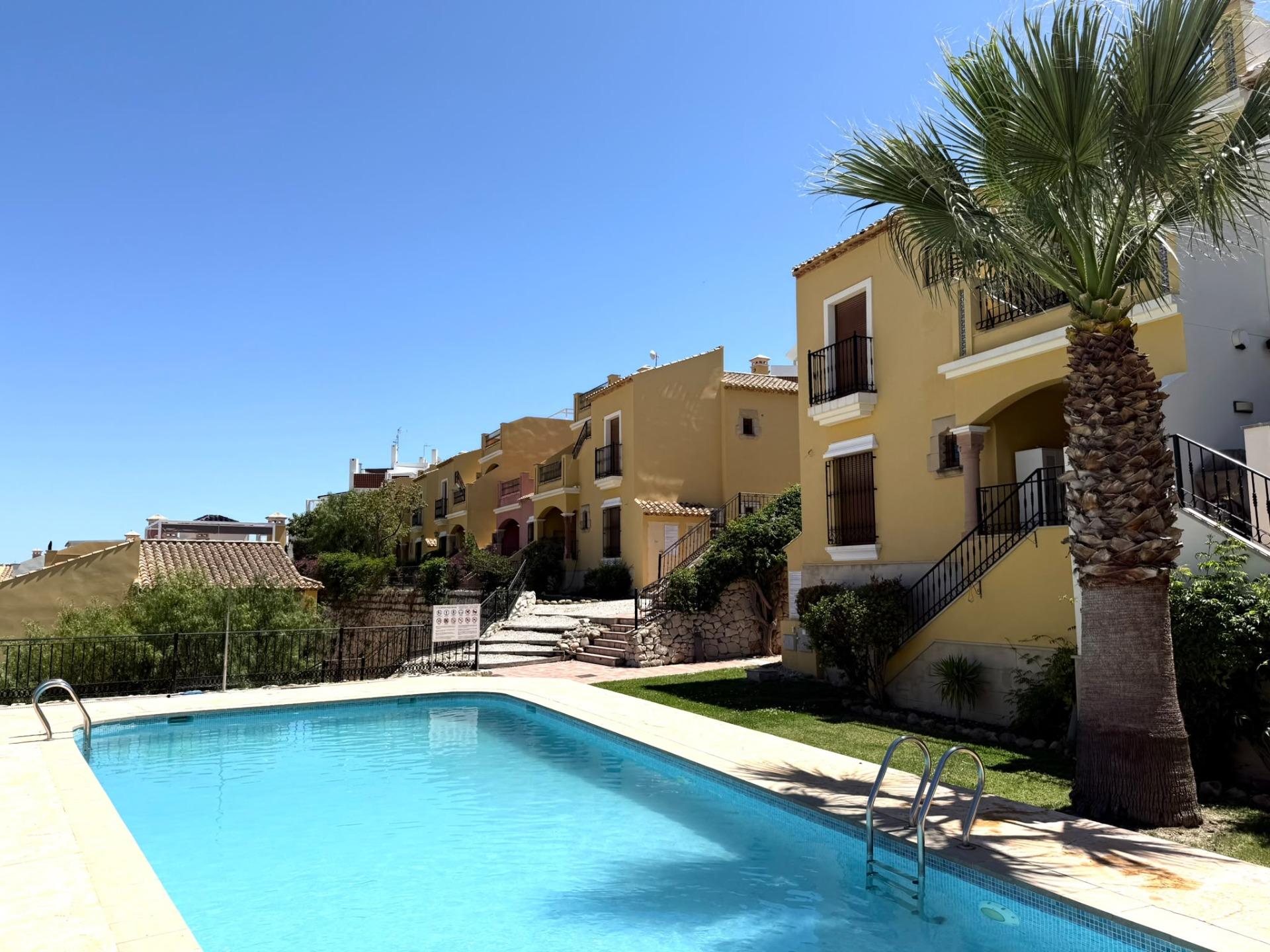 Situated right next to the Las Ramblas golf course, this single-storey bungalow is located in one of the most exclusive and peaceful residential areas of Orihuela Costa, surrounded by green spaces