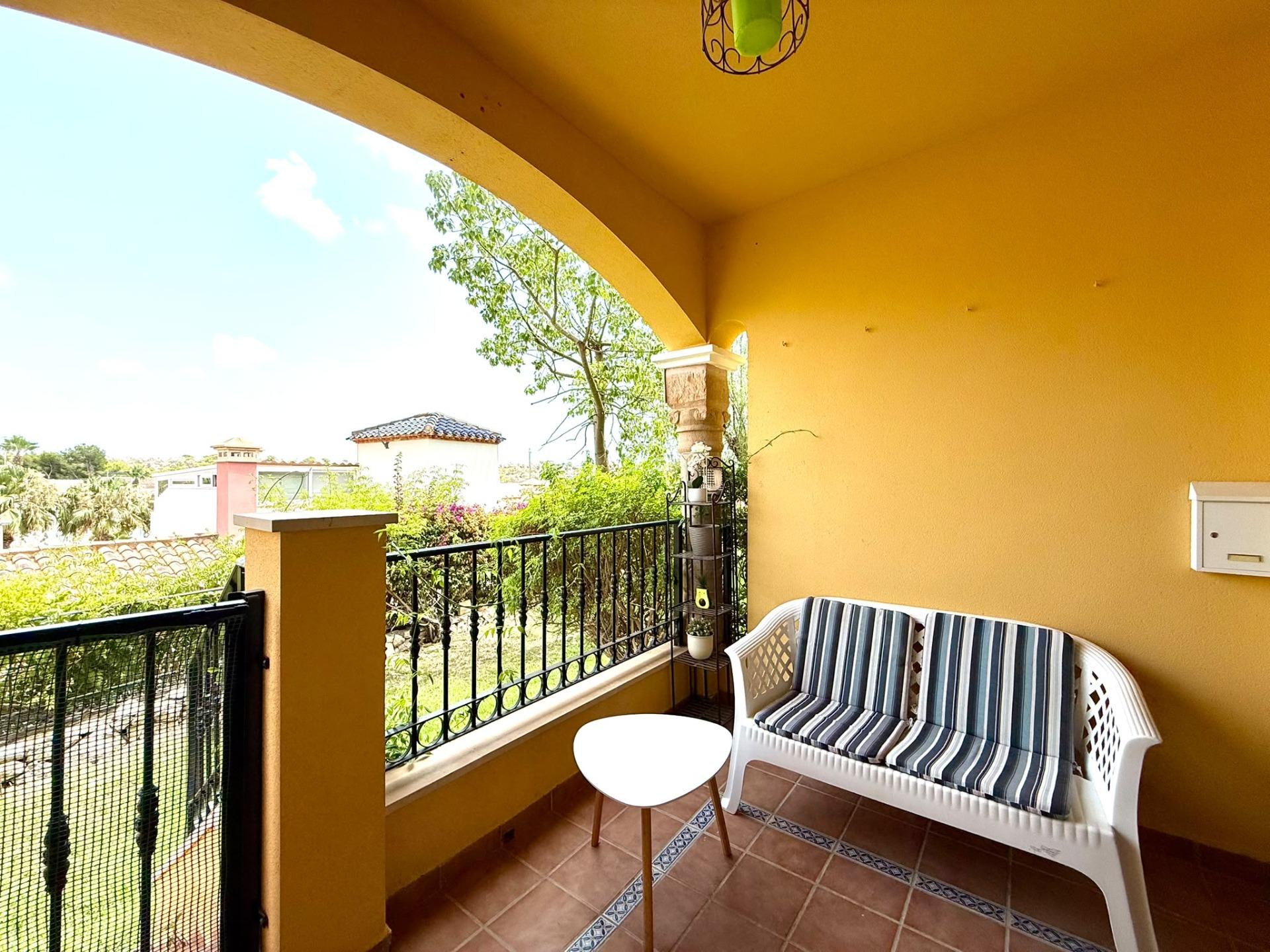 Situated right next to the Las Ramblas golf course, this single-storey bungalow is located in one of the most exclusive and peaceful residential areas of Orihuela Costa, surrounded by green spaces
