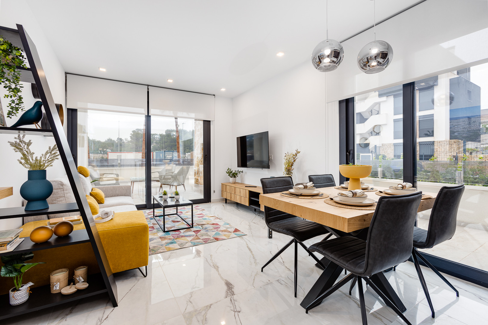 Bedroom in apartment for sale in Elche