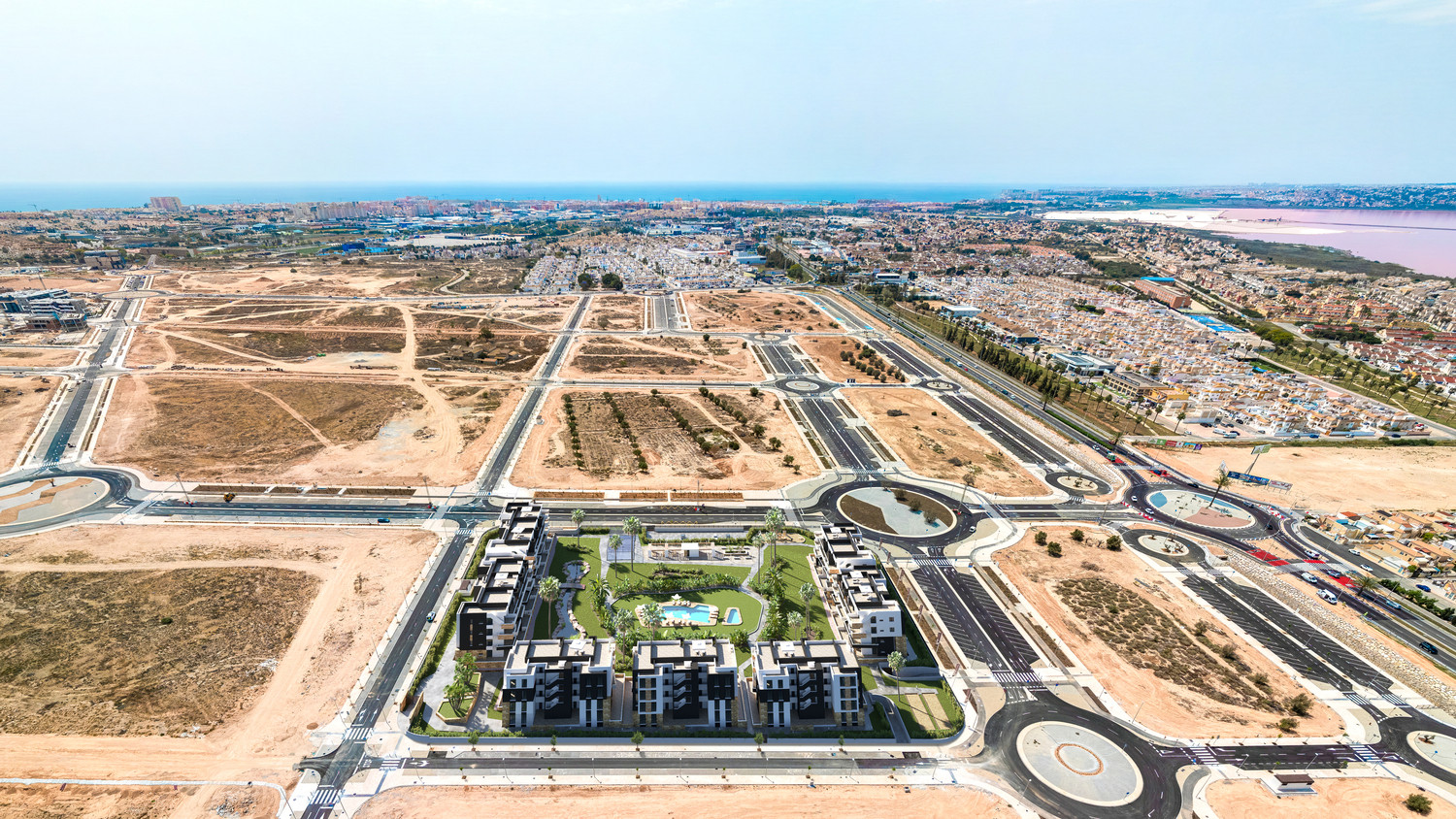 Discover La Hoya by Duly, an exclusive new residential development featuring 120 modern apartments with 2 bedrooms and 2 bathrooms, spacious terraces, and penthouses with private solariums