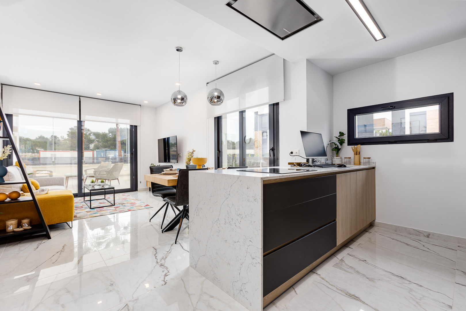 Discover La Hoya by Duly, an exclusive new residential development featuring 120 modern apartments with 2 bedrooms and 2 bathrooms, spacious terraces, and penthouses with private solariums