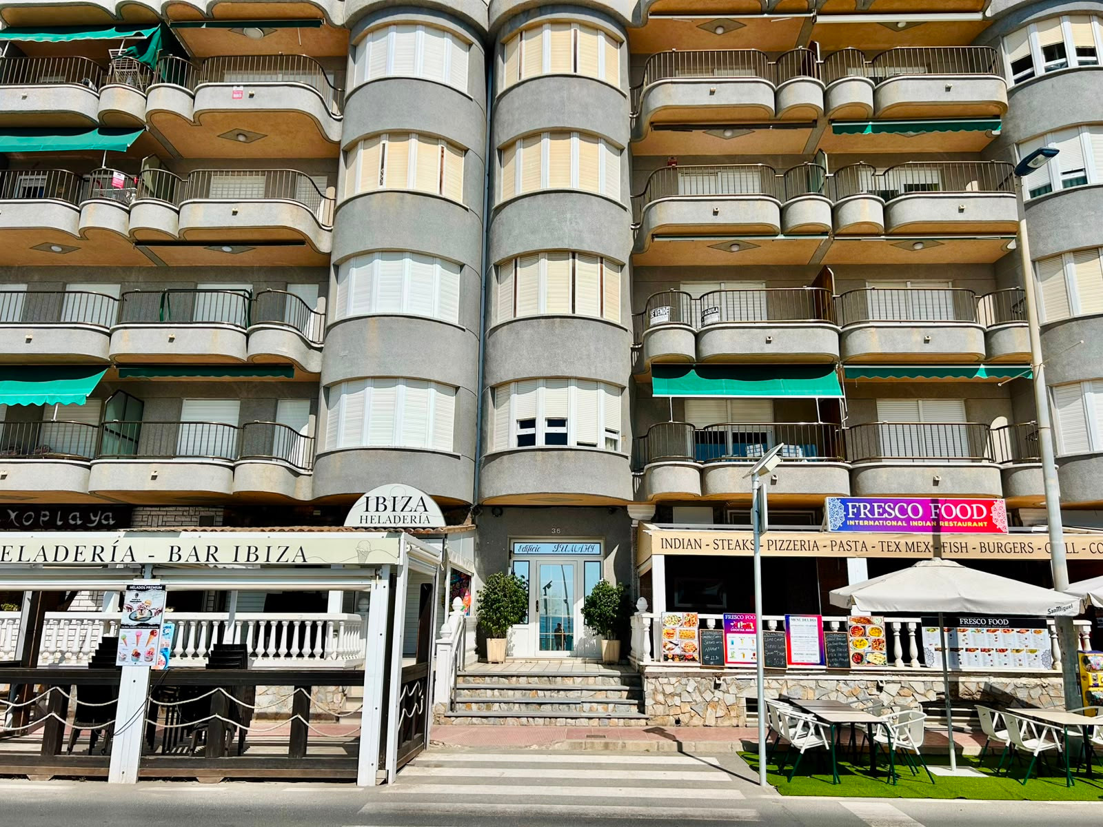 This lovely apartment is located directly by the beach and offers an excellent location for those who want to enjoy life by the sea