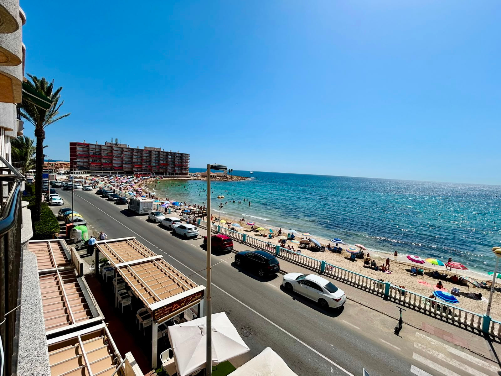 This lovely apartment is located directly by the beach and offers an excellent location for those who want to enjoy life by the sea
