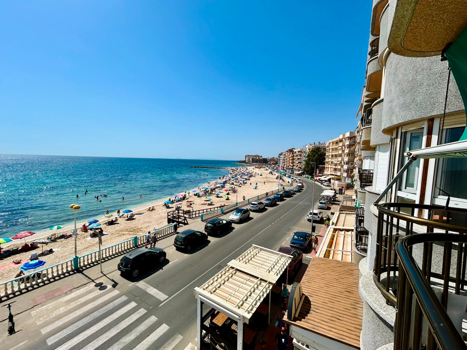This lovely apartment is located directly by the beach and offers an excellent location for those who want to enjoy life by the sea