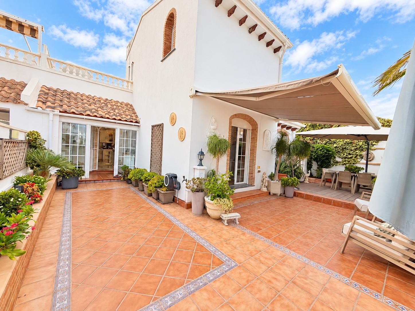 Today we are delighted to present this beautiful 3-bedroom, 2-bathroom semi-detached villa, situated in a highly sought-after location and offering the perfect opportunity for anyone looking for a property that is truly ready to walk into and enjoy