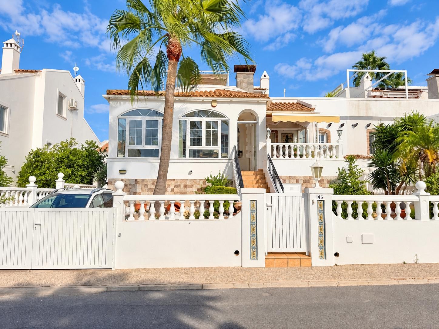Today we are delighted to present this beautiful 3-bedroom, 2-bathroom semi-detached villa, situated in a highly sought-after location and offering the perfect opportunity for anyone looking for a property that is truly ready to walk into and enjoy