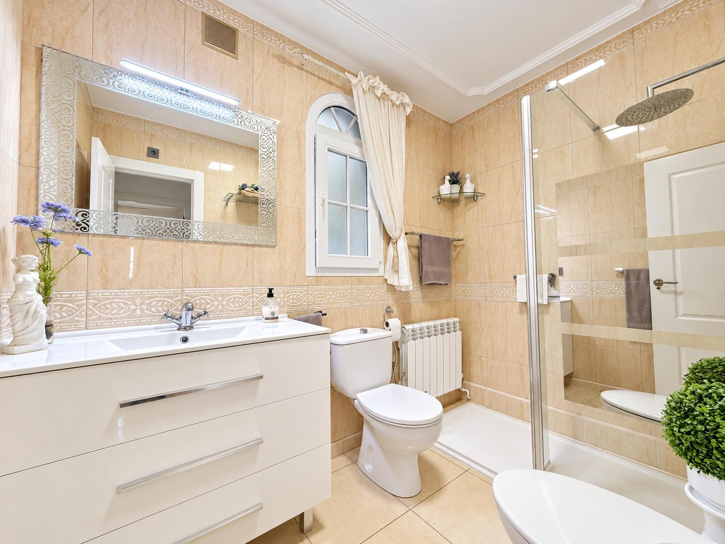 Bathroom in villa for sale in Orihuela Costa
