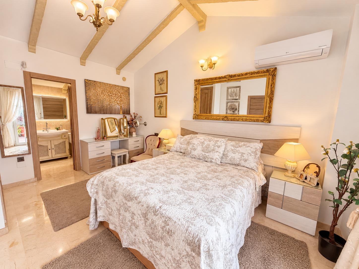 Bedroom in villa for sale in Orihuela Costa