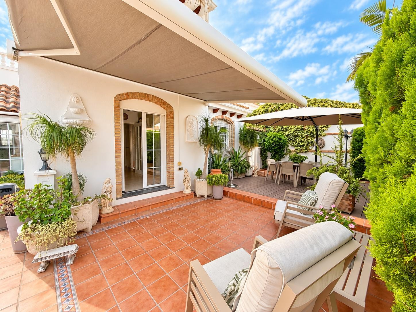 Today we are delighted to present this beautiful 3-bedroom, 2-bathroom semi-detached villa, situated in a highly sought-after location and offering the perfect opportunity for anyone looking for a property that is truly ready to walk into and enjoy