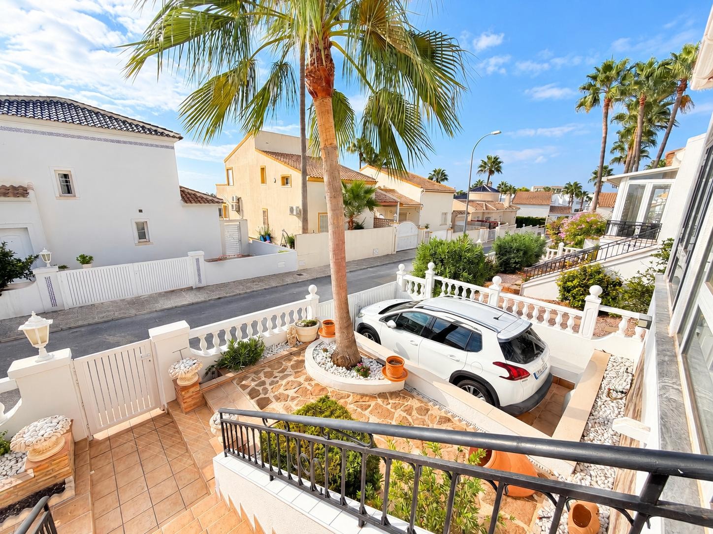 Dining area in villa for sale in Orihuela Costa