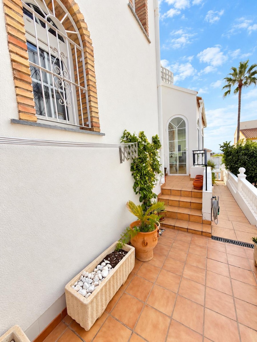 Today we are delighted to present this beautiful 3-bedroom, 2-bathroom semi-detached villa, situated in a highly sought-after location and offering the perfect opportunity for anyone looking for a property that is truly ready to walk into and enjoy