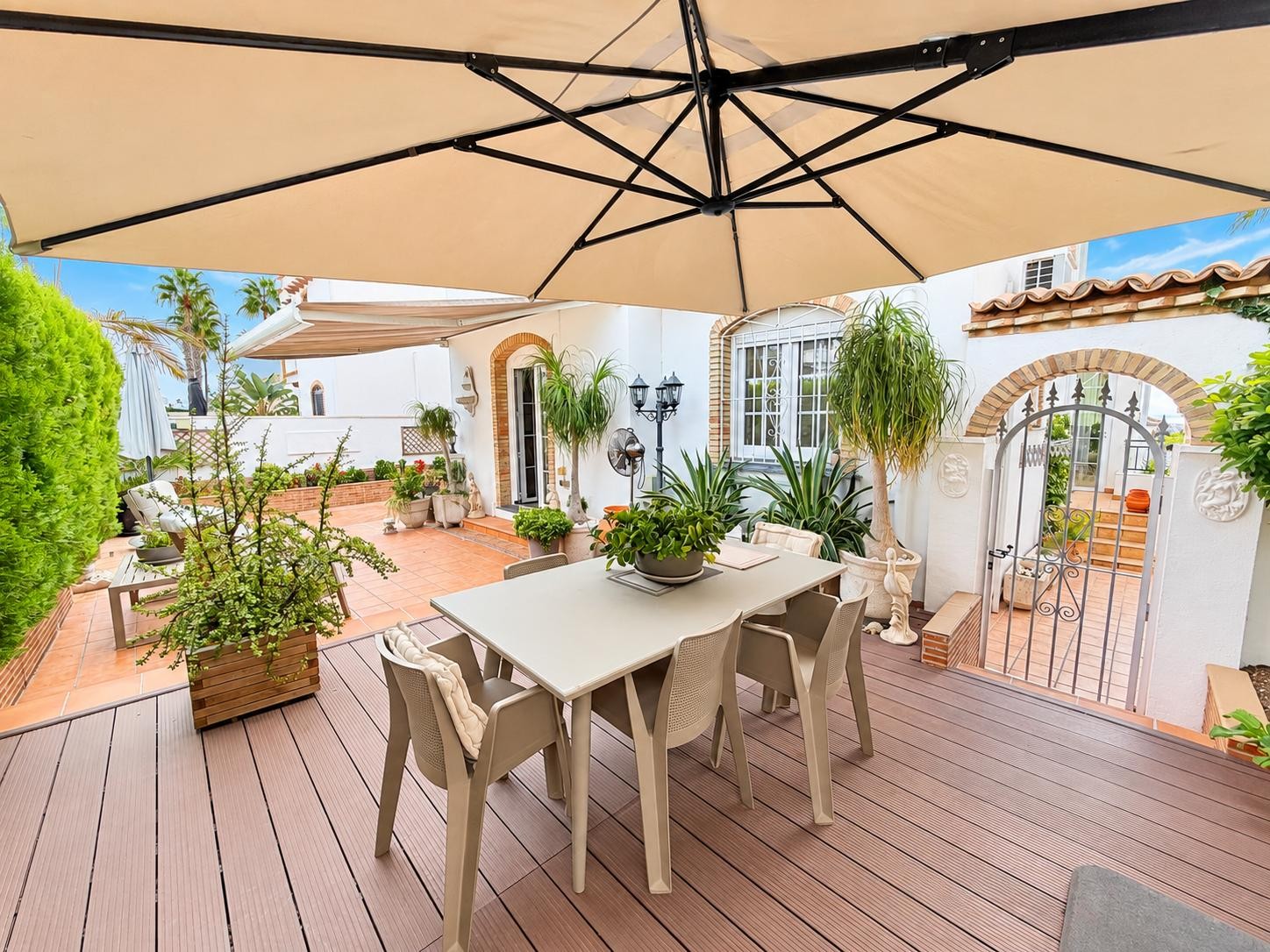 Today we are delighted to present this beautiful 3-bedroom, 2-bathroom semi-detached villa, situated in a highly sought-after location and offering the perfect opportunity for anyone looking for a property that is truly ready to walk into and enjoy