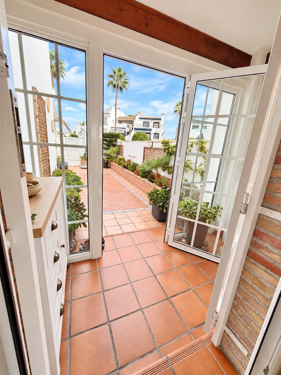 Dining area in villa for sale in Orihuela Costa