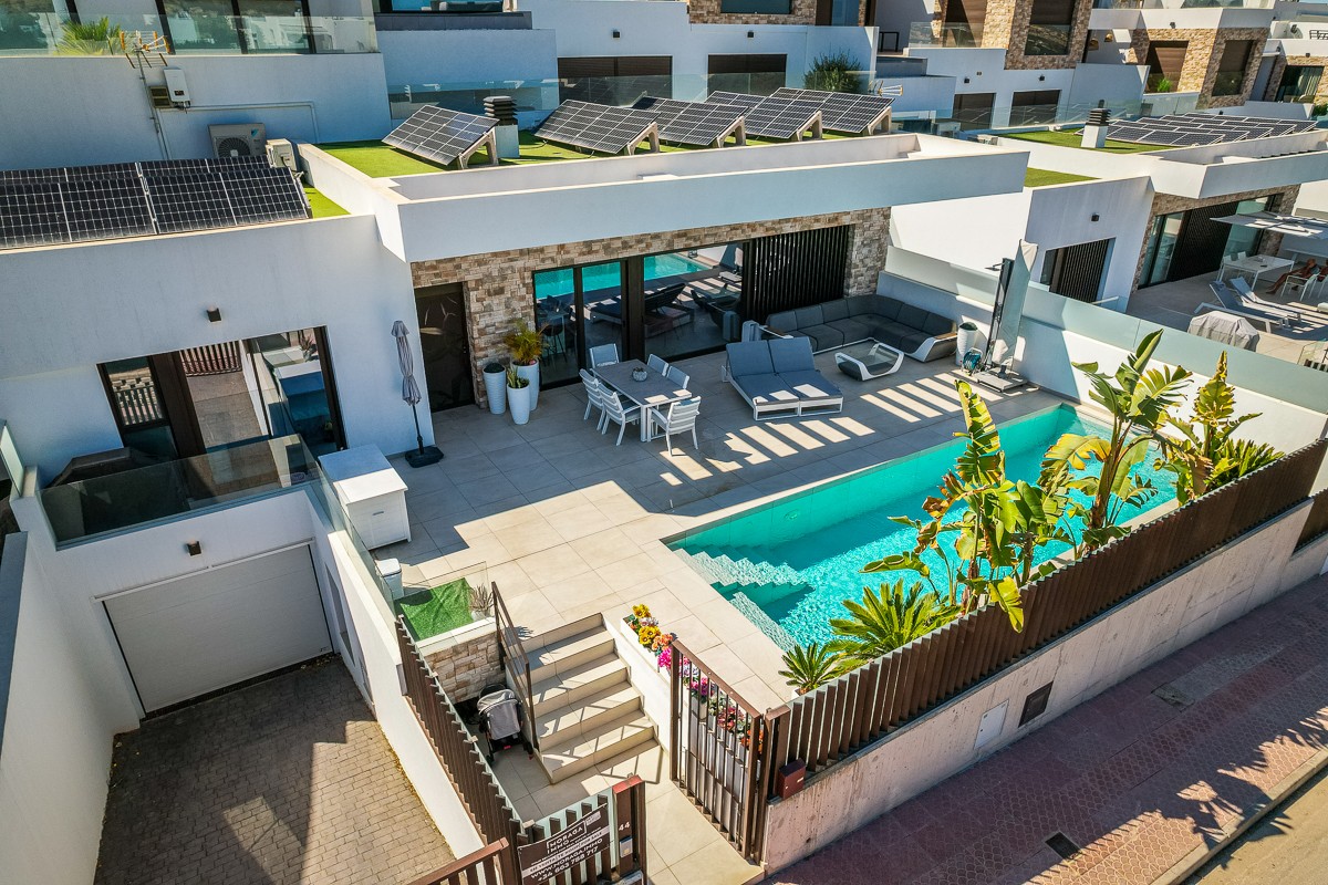Modern detached villa with 4 bedrooms, private pool and garage in Rojales – Costa Blanca Discover this modern detached villa in Rojales , built in 2023 and situated on a plot of 290