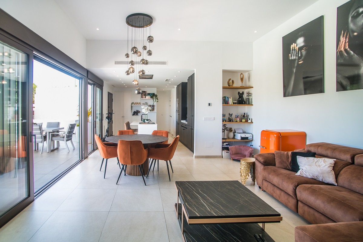 Master bedroom in villa for sale in Rojales