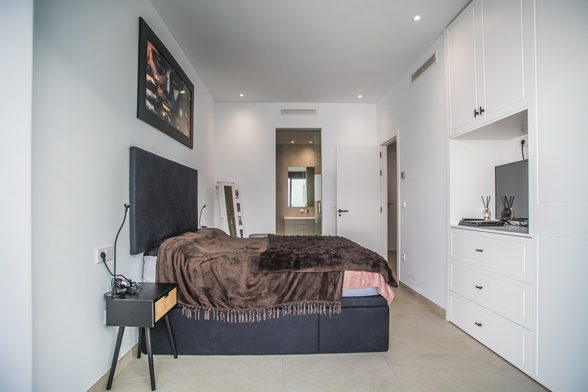 Master bedroom in villa for sale in Rojales
