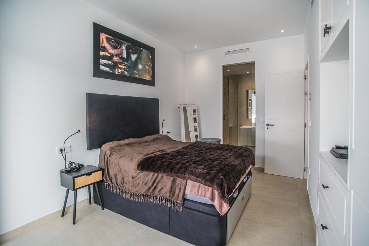 Bathroom in villa for sale in Rojales