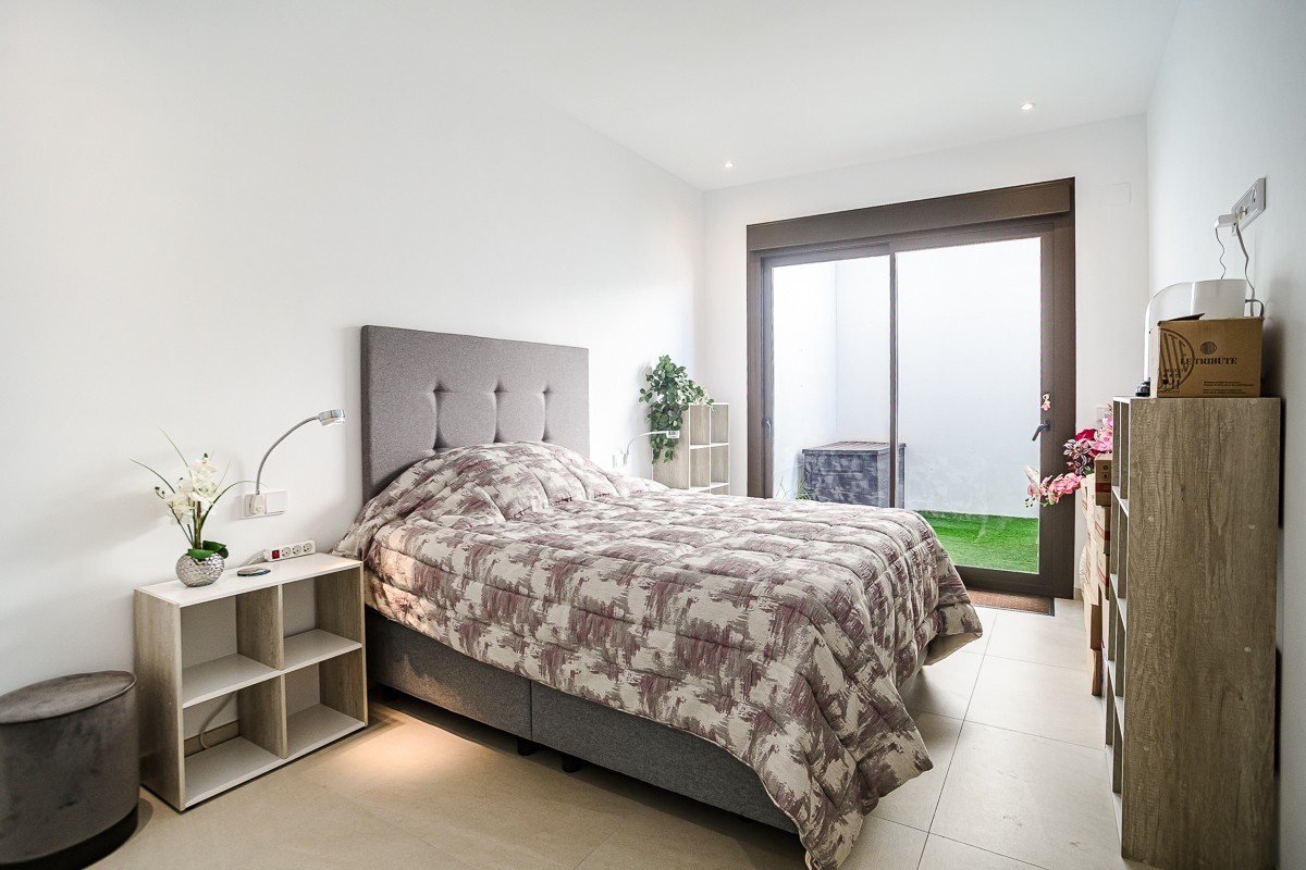 Bedroom in villa for sale in Rojales