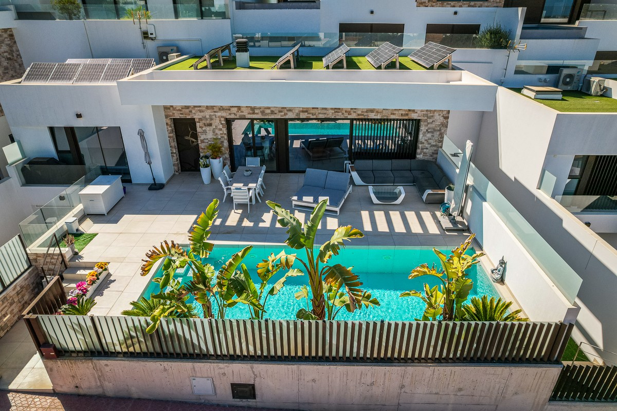 Modern detached villa with 4 bedrooms, private pool and garage in Rojales – Costa Blanca Discover this modern detached villa in Rojales , built in 2023 and situated on a plot of 290