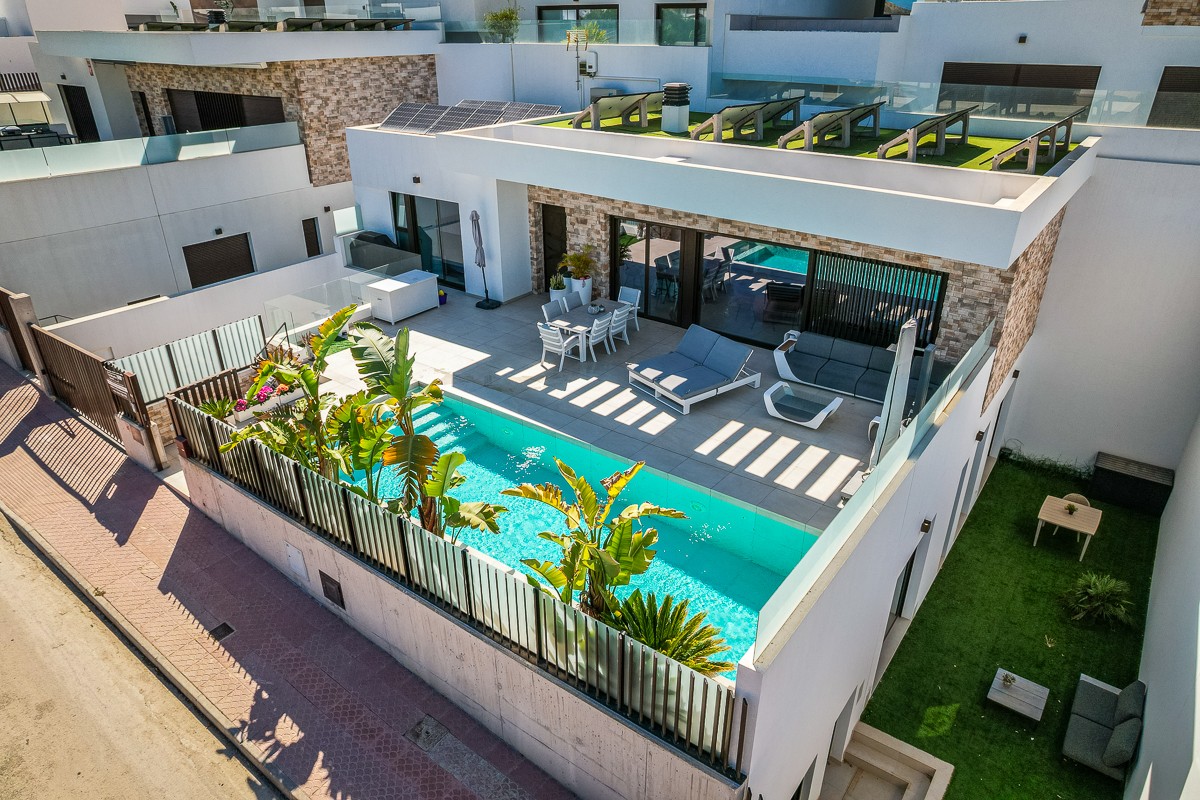 Modern detached villa with 4 bedrooms, private pool and garage in Rojales – Costa Blanca Discover this modern detached villa in Rojales , built in 2023 and situated on a plot of 290