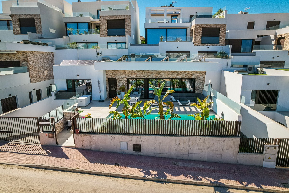 Modern detached villa with 4 bedrooms, private pool and garage in Rojales – Costa Blanca Discover this modern detached villa in Rojales , built in 2023 and situated on a plot of 290