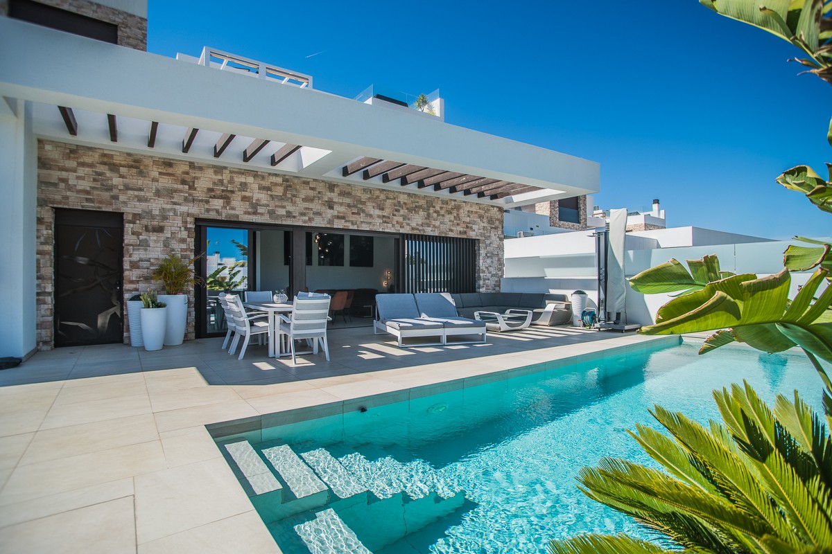 Garden in villa for sale in Rojales