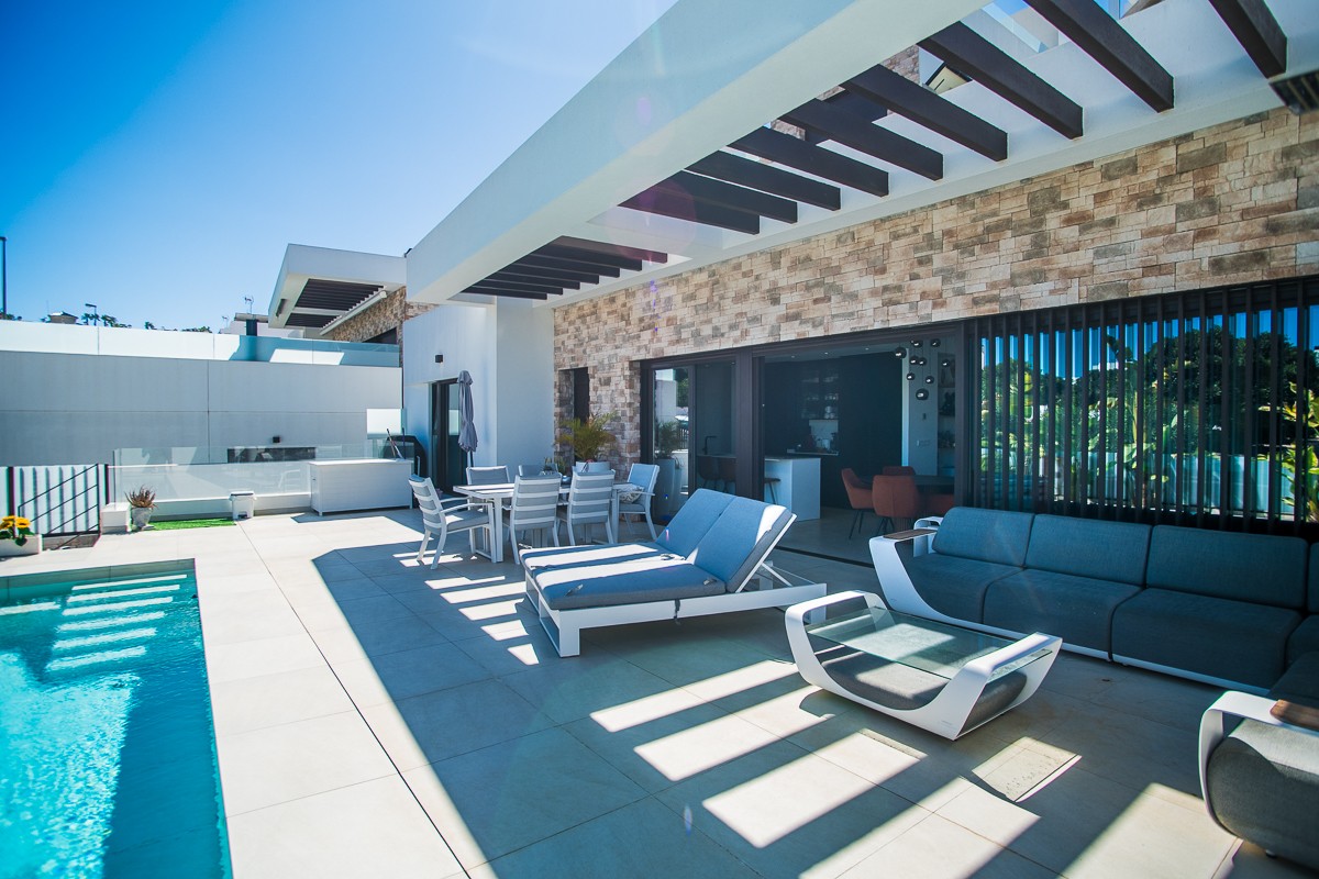Dining area in villa for sale in Rojales