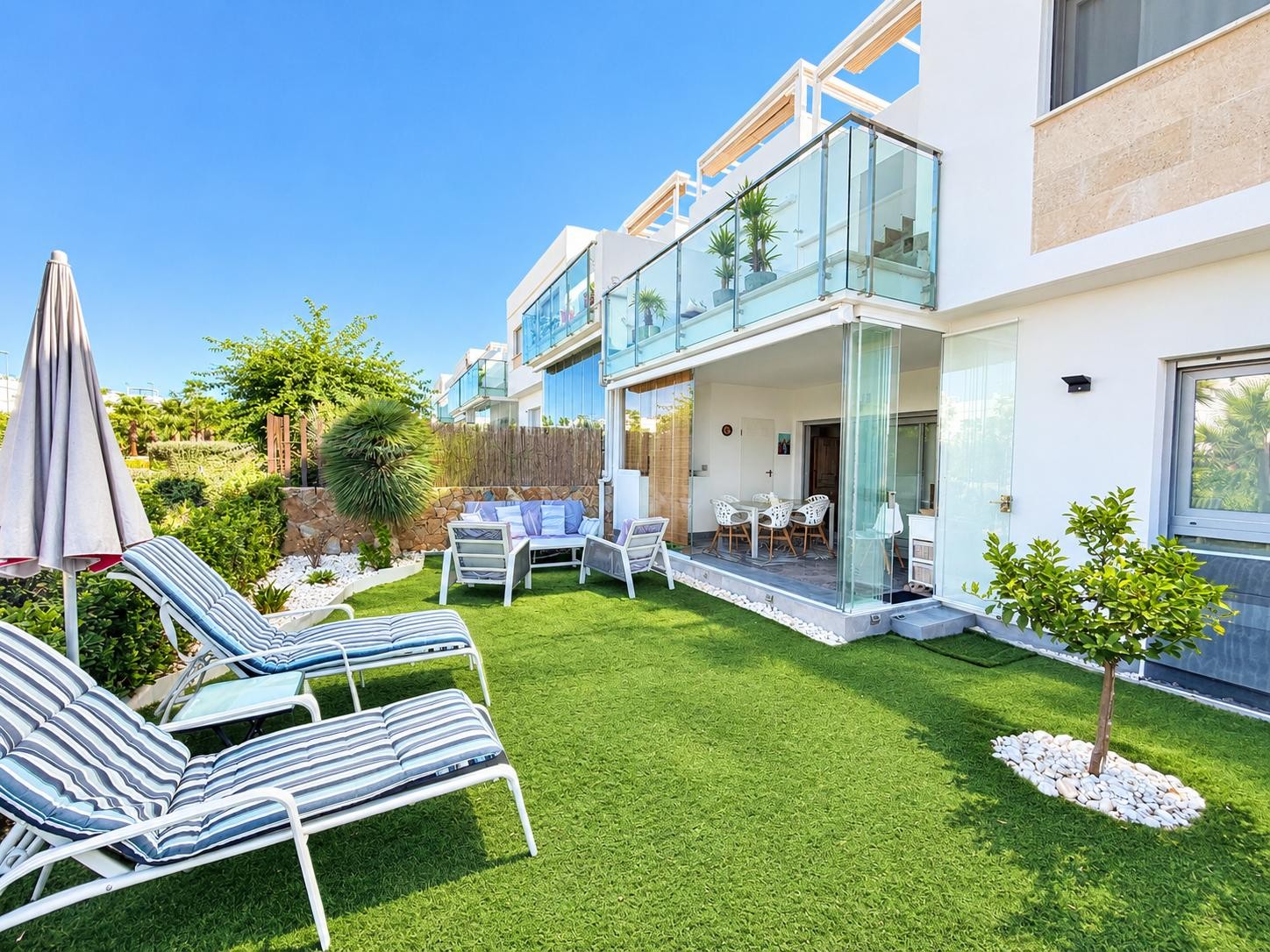Ground-floor flat with gardens and direct access to the swimming pool – Vistabella Golf Discover this charming ground-floor flat situated within the prestigious Vistabella Golf complex, in a pleasant, leafy residential setting