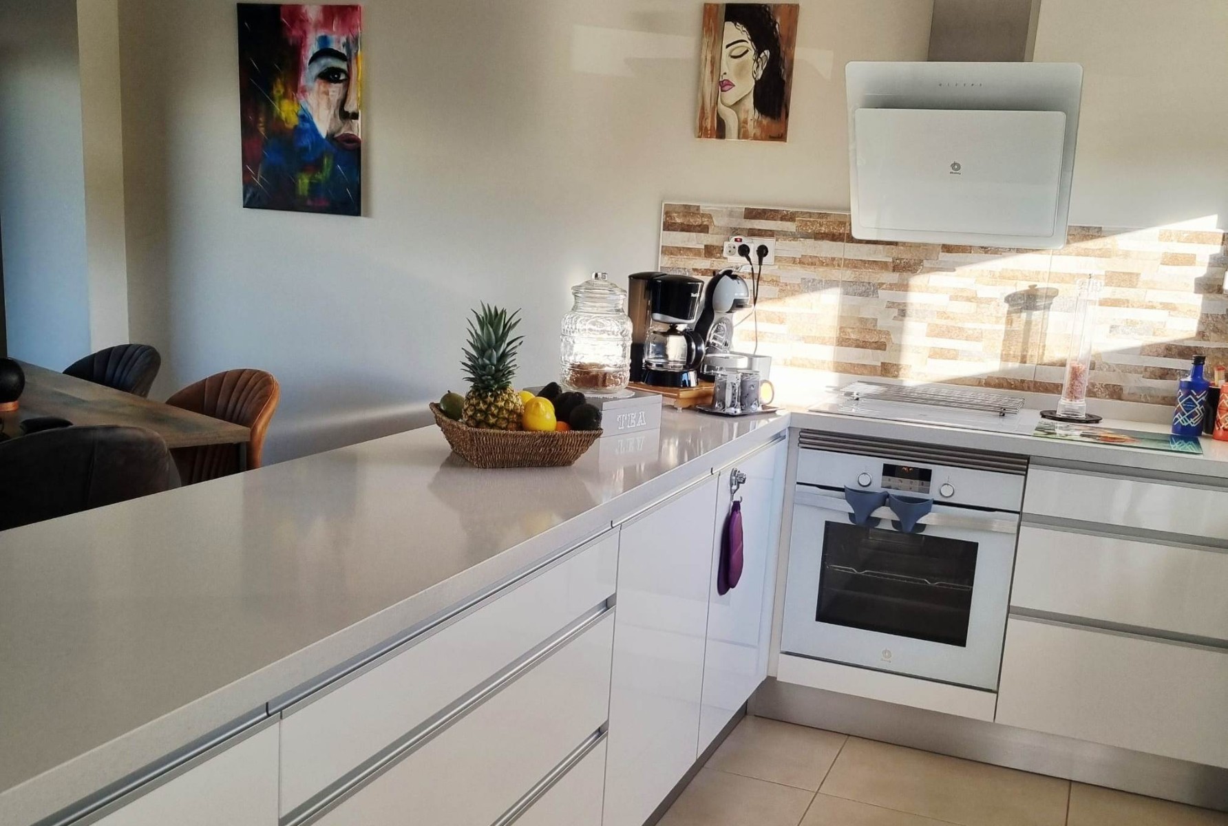 Ground-floor flat with gardens and direct access to the swimming pool – Vistabella Golf Discover this charming ground-floor flat situated within the prestigious Vistabella Golf complex, in a pleasant, leafy residential setting