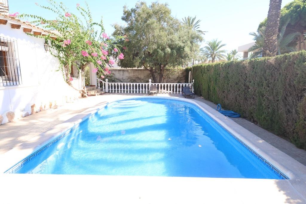 Bedrooms: 4, Bathrooms: 2, Villa in Orihuela Costa, Alicante, Spain