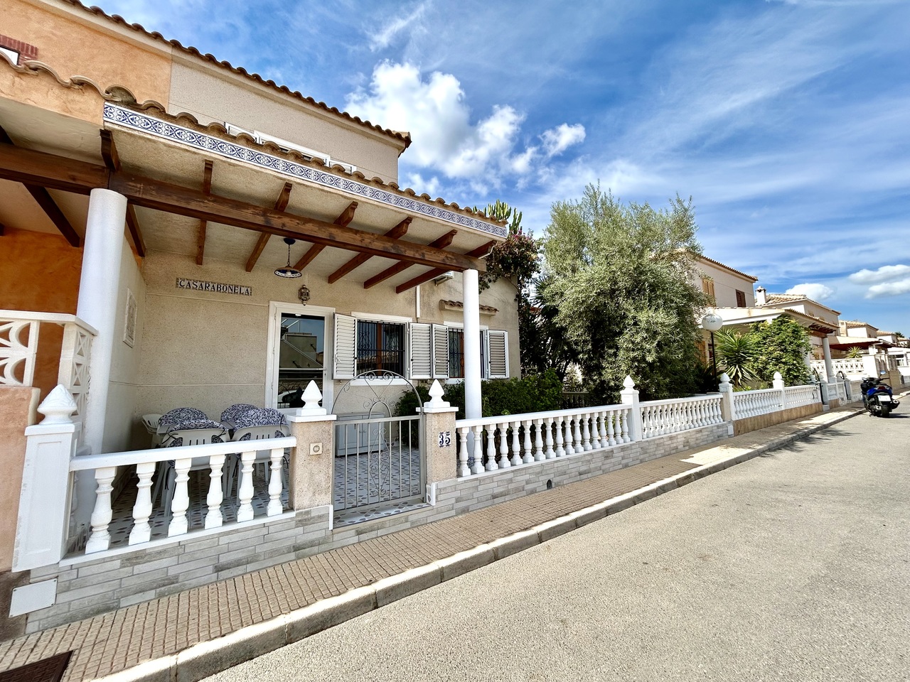 Discover this 2-bedroom, 2-bathroom townhouse, cleverly converted to provide a third bedroom upstairs, ideally situated within a secure gated community in the sought-after area of Playa Flamenca