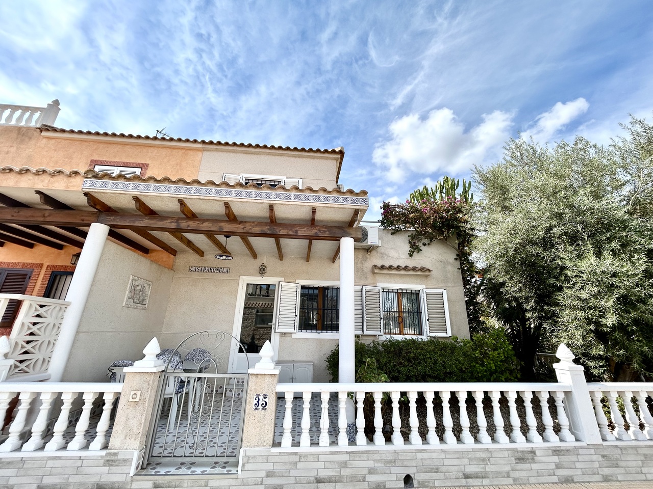 Discover this 2-bedroom, 2-bathroom townhouse, cleverly converted to provide a third bedroom upstairs, ideally situated within a secure gated community in the sought-after area of Playa Flamenca