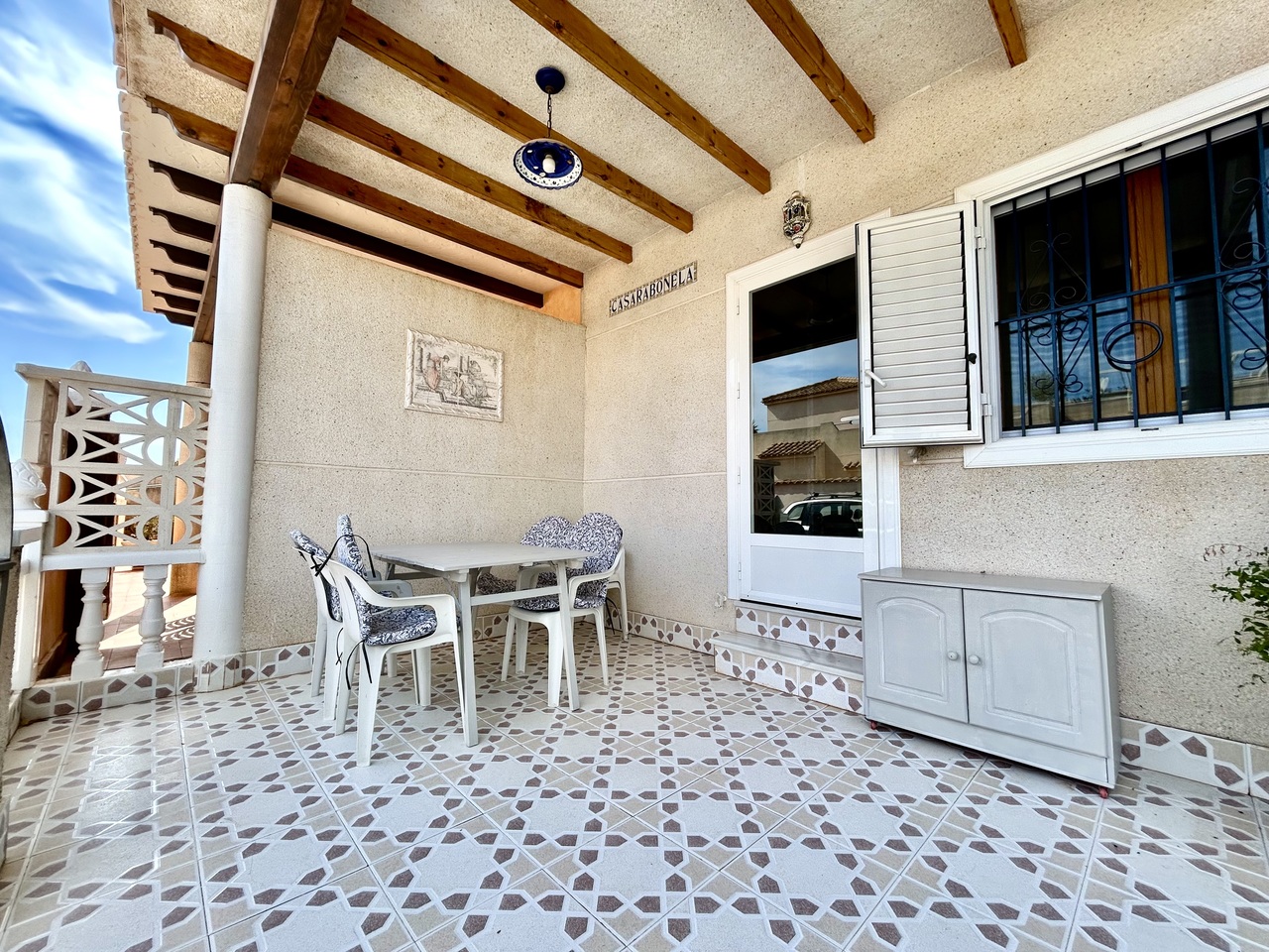 Discover this 2-bedroom, 2-bathroom townhouse, cleverly converted to provide a third bedroom upstairs, ideally situated within a secure gated community in the sought-after area of Playa Flamenca