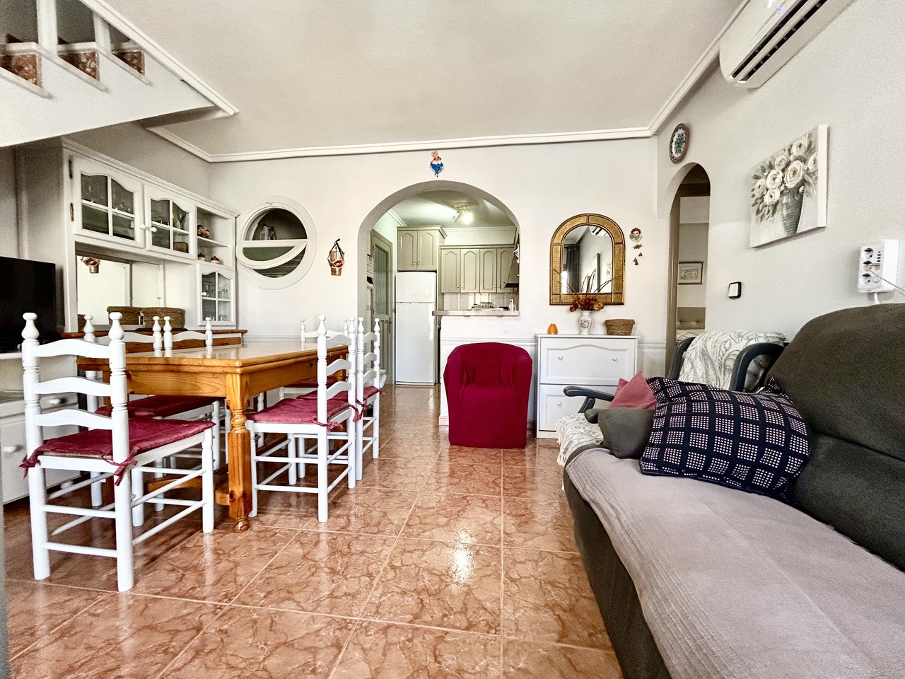 Discover this 2-bedroom, 2-bathroom townhouse, cleverly converted to provide a third bedroom upstairs, ideally situated within a secure gated community in the sought-after area of Playa Flamenca