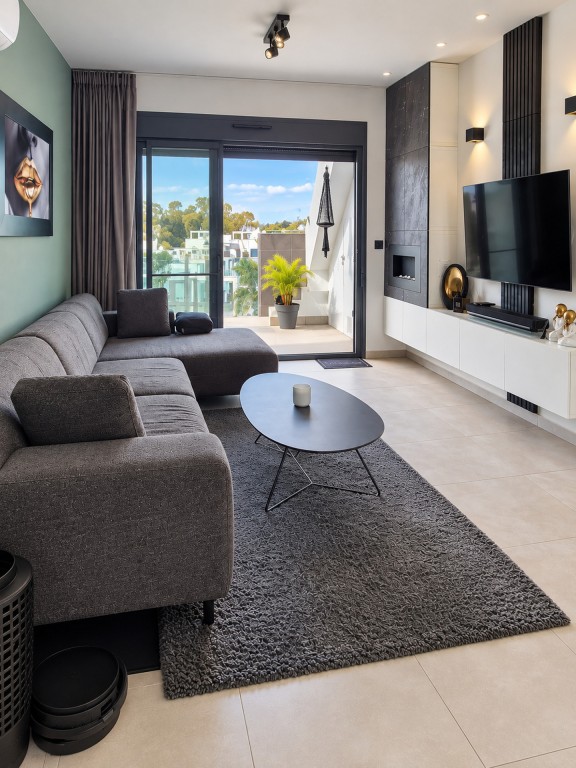 Modern Penthouse with 3 Bedrooms and Private Solarium in El Raso