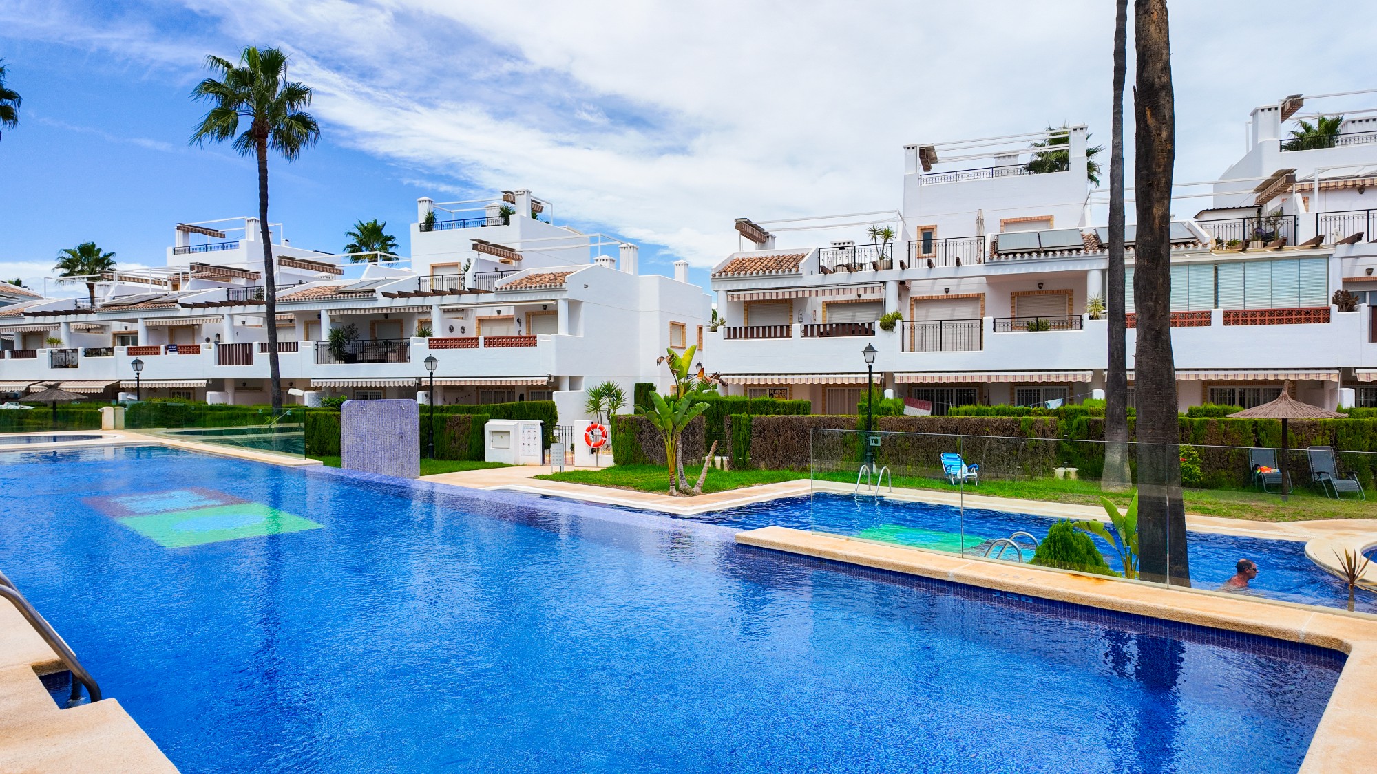 Sunny south-facing location, large roof terrace and everything close by – all year round This is a home for those who enjoy peace and quiet, while still being able to walk to restaurants, shops and everything you need for everyday life