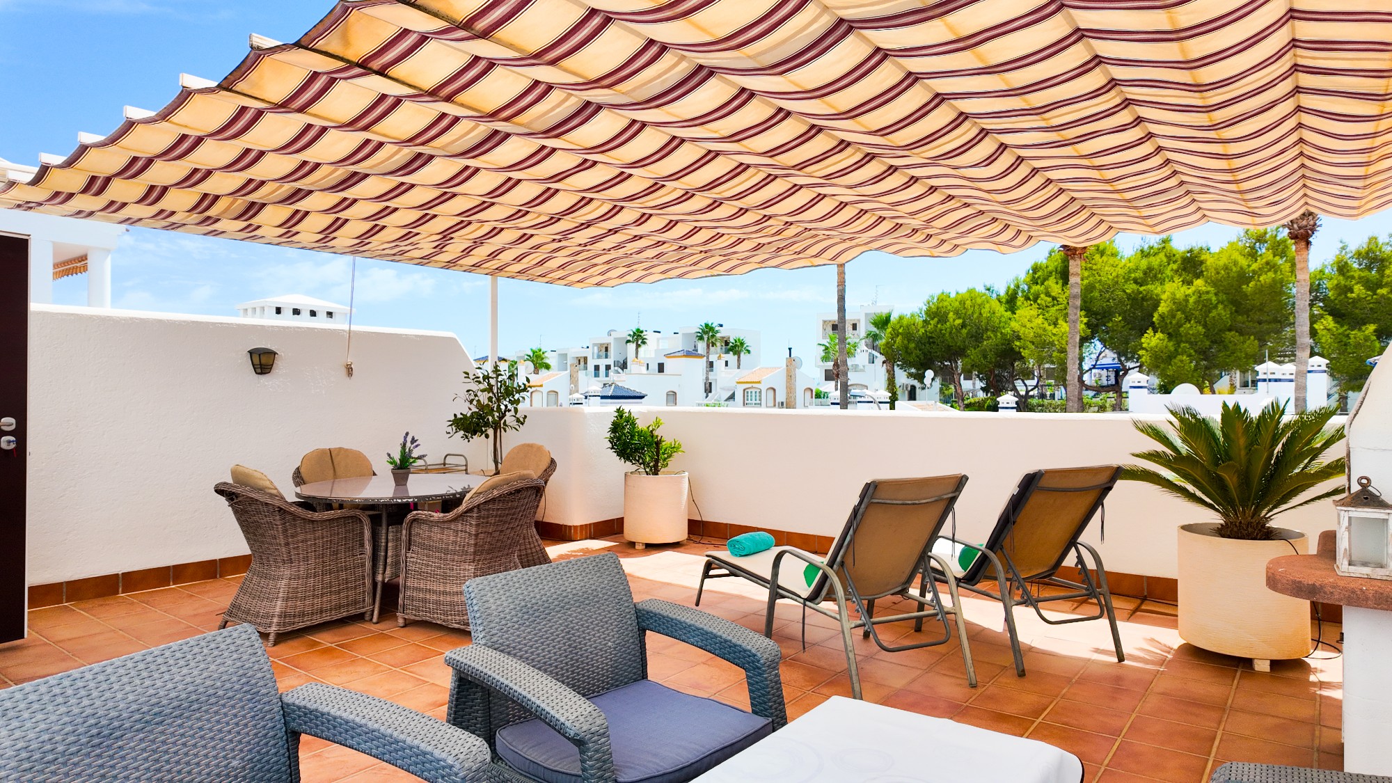 Sunny south-facing location, large roof terrace and everything close by – all year round This is a home for those who enjoy peace and quiet, while still being able to walk to restaurants, shops and everything you need for everyday life