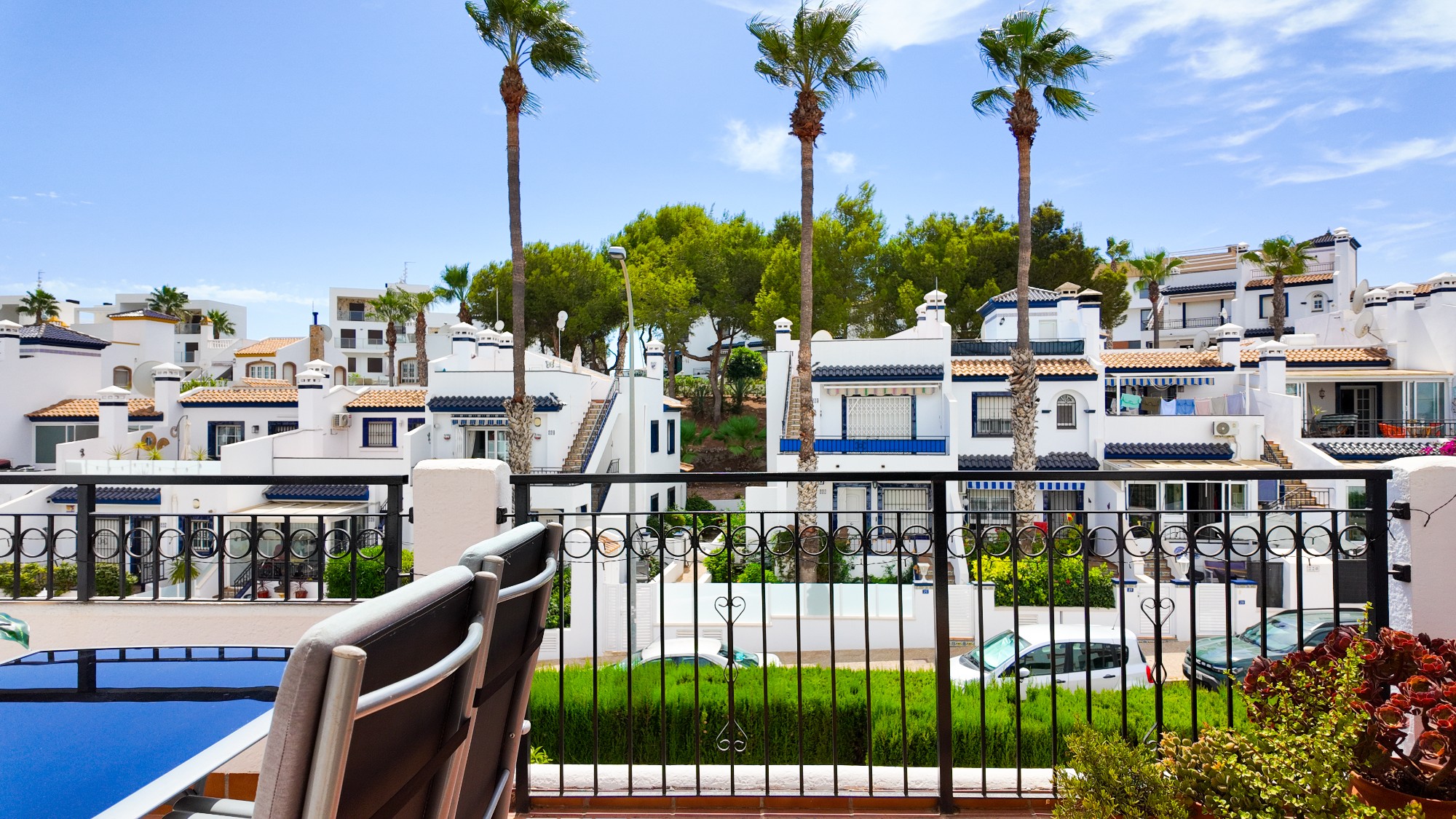 Sunny south-facing location, large roof terrace and everything close by – all year round This is a home for those who enjoy peace and quiet, while still being able to walk to restaurants, shops and everything you need for everyday life