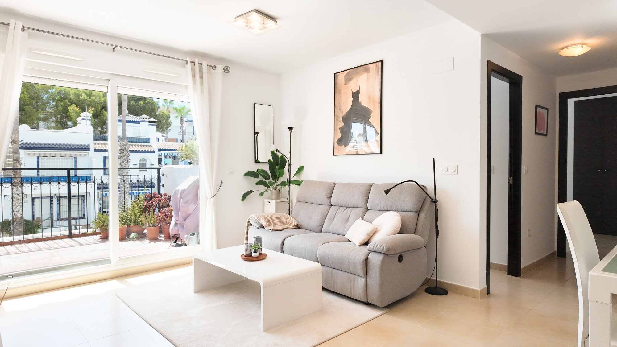 Sunny south-facing location, large roof terrace and everything close by – all year round This is a home for those who enjoy peace and quiet, while still being able to walk to restaurants, shops and everything you need for everyday life