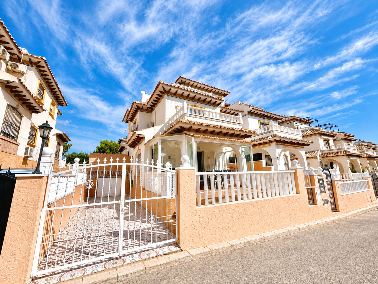 Set in the sought-after area of Lomas de Cabo Roig, this spacious and beautifully presented 2-bedroom, 2-bathroom quad townhouse offers a fantastic blend of comfort, outdoor living and stunning sea views