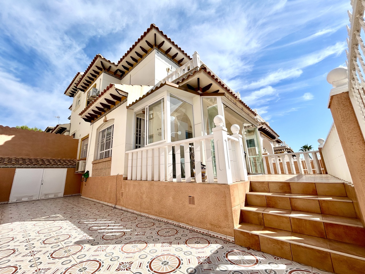 Set in the sought-after area of Lomas de Cabo Roig, this spacious and beautifully presented 2-bedroom, 2-bathroom quad townhouse offers a fantastic blend of comfort, outdoor living and stunning sea views